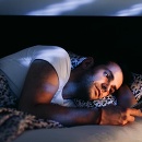 Smartfóny a iné technické vychytávky do spálne nepatria. 