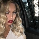 Blond farba vlasov dodáva Beyoncé úplne iný vibe.