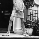 25. januára 1960 – Londýn, Anglicko, Spojené kráľovstvo – modelka v šatke a minisukni pred butikom Christian Dior.