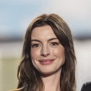 Anne Hathaway v Cannes 2022.