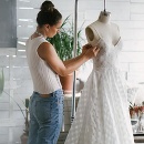 Ostali vám v šatníku visieť svadobné šaty? 3 praktické spôsoby, ako ich využiť!