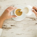 Nadmerné pitie kávy môže poškodiť sliznicu hrubého čreva.