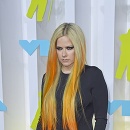 Avril Lavigne v outfite od Versace
