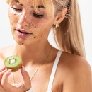 Pravidelné používanie ovocných masiek ponúka pokožke terapeutické výhody ako v kúpeľoch. 