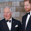 Kráľ Karol III. a princ Harry