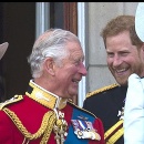 Princovia Karol a Harry, vzadu vľavo Meghan 