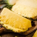 Šálka ananásu obsahuje 16 gramov cukru.