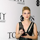 Scarlett Johansson pózuje so svojou cenou za najlepší herecký výkon na 64. výročnom odovzdávaní cien Tony Awards.