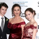 Dylan, mama Catherine a sestra Carys