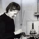 Marie Curie vo svojom laboratóriu.