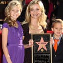 Deacon pózuje so sestrou Avou a mamou Reese, ktorrá dostala hviezdu na Chodníku slávy (2010)
