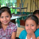 Deti pestovateľov kávy bežne do školy nechodievajú. Tie, ktorých rodičia sú zapojení do programu Tchibo Joint Forces®, sa však vďaka Tchibo môžu učiť všetko potrebné do života.