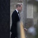 Princ William sa nenápadne pridal k ostatným pozvaným hosťom.
