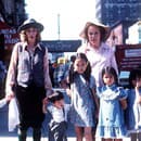 Mia Farrow s mamu a niekoľkými deťmi (1976).