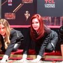 Lisa Marie Presley, Priscilla Presley a Riley Keough  (dcéra Lisy Marie) pri slávnostnom otláčaní rúk  21.6. 2022 v Los Angeles