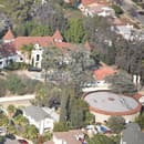 Letecký pohľad na producentov dom v Los Angeles, kde sa odohrala vražda. 
