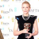 Pozrite si celebritné outfity z udeľovania cien BAFTA 2023.