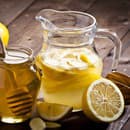 Spoznajte výhody pitia teplej vody s medom.