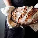Pekári neodporúčajú uskladňovanie chleba v chladničke v pôvodom plastovom obale.