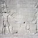 Reliéf Kleopatry a Caesariona v Hathorinom chráme V Egypte.