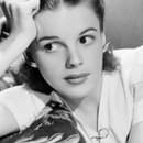 Judy Garland zomrela vo veku 47 rokov na predávkovanie liekmi.