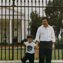 Pablo Escobar so synom Sebastianom pred Bielym domom vo Washingtone.