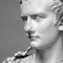 Caligula nepohrdol ani tromi vlastnými sestrami.