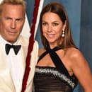 Kevin Costner a Christine Baumgartner tvorili krásny pár. 