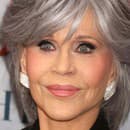 Jane Fonda nosí svoju striebornú hrivu s hrdosťou už niekoľko rokov. 