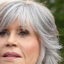 Jane Fonda nosí svoju striebornú hrivu s hrdosťou už niekoľko rokov. 