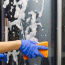 Čistenie a leštenie sprchového kúta patrí k najnenávidenejším aktivitám. 