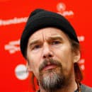 Ethan Hawke patril v 90. rokoch k najväčším fešákom Hollywoodu. Dnes tomu nie je inak! 
