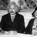 Albert Einstein s druhou manželkou Elsou, svojou sesternicou.  