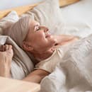 Sedem až osem hodín spánku súvisí aj s lepším fyzickým zdravím starších ľudí.
