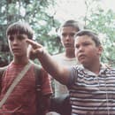 Snímka Pri mne stoj!, 1986: Zľava: Wil Wheaton, River Phoenix, Corey Feldman, Jerry O'Connell. 