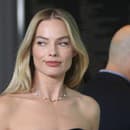 Margot Robbie v kreácii Schiaparelli Haute Couture.