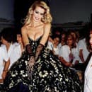 Claudia Schiffer v róbe od Valentino.