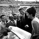 Prezident USA, John Fitzgerald Kennedy so svojou manželkou Jacqueline Kennedy.