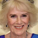 Kráľovná Camilla miluje perly a diamanty, ktoré nosí aj na počesť kráľovnej Alžbety. 