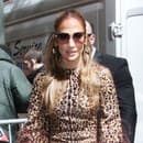 Potrebujete nadčasovú fashion inšpiráciu? Sledujte, ako to robí Jennifer Lopez!