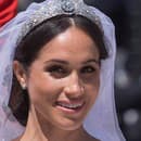 Na Meghan Markle sa to valí z každej strany.