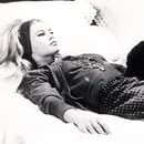 Brigitte Bardot a Robert Hossein vo filme Láska na vankúši 