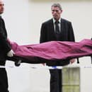 Zamestnanci pohrebnej služby odnášajú mŕtve telo Amy Winehouse 