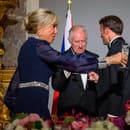 Francúzsky prezident Emmanuel Macron a prvá dáma Brigitte Macron privítali v Paríži britský kráľovský pár.