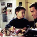 Jake Lloyd s Arnoldom Schwarzeneggerom vo filme Všade samá zvončeky