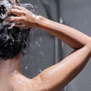 Okolo umývania vlasov koluje mnoho mýtov a poloprávd. 