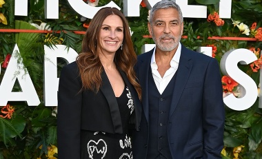 Clooney a Julia Roberts sú po rokoch opäť spolu: Na červenom koberci aj s Amal. Obe dámy zažiarili v hriešne zvodných róbach