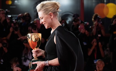 Cate Blanchett ohúrila Benátky: Na záverečnom ceremoniáli festivalu vyrážala dych!