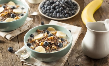 Tiež pravidelne raňajkujete ovsenú kašu? Túto obľúbenú potravinu do nej NEPRIDÁVAJTE, bráni vám schudnúť!