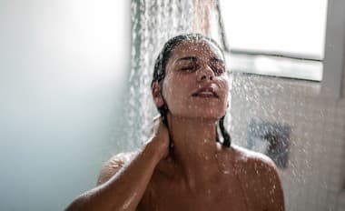 To, kedy sa sprchujete, ovplyvňuje VAŠU KRÁSU, psychiku aj pracovný výkon: Tak, kedy skočiť do vane - ráno alebo večer?